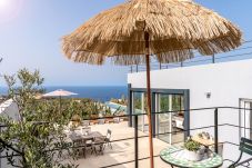 Casa Alba Marina is a luxurious holiday home with heated salt water pool and seaview in Tazacorte, La Palma