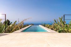 Casa Alba Marina is a luxurious holiday home with heated salt water pool and seaview in Tazacorte, La Palma