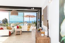 Casa Alba Marina is a luxurious holiday home with heated salt water pool and seaview in Tazacorte, La Palma