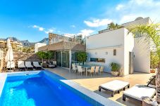 Luxiorious detached Villa Reya I, with private pool and in walking distance of the beach in Costa Adeje, Tenerife
