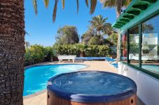 Villa Elsa is located in walking distance from the harbour of Playa Blanca. Perfect for families. Lots of nice outside spaces