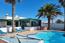 Villa Elsa is located in walking distance from the harbour of Playa Blanca. Perfect for families. Lots of nice outside spaces