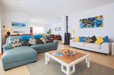 Villa Puerto Calero is a luxurious holiday villa with heated private pool. Walking distance from Puerto Calero, Lanzarote