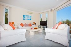 Villa Amy is a luxurious holiday home with heated private pool and sea view. Near centre of Puerto Calero, Lanzarote