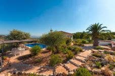 Villa Naranja has a private pool, garden with fruit orchard and lots of privacy. In Alhaurin el Grande, Andalusië