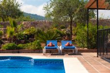 Villa Naranja has a private pool, garden with fruit orchard and lots of privacy. In Alhaurin el Grande, Andalusië