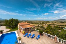 Villa Laura is a luxurious holiday home with private pool and lots of privacy. In Alhaurin el Grande, Andalusië