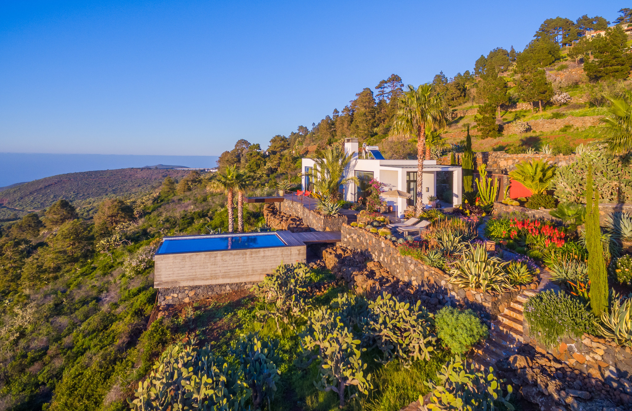 Villa Infinite is a luxurious, modern holiday home for two. With tropical garden, pool and sea view in Puntagorda, La Palma