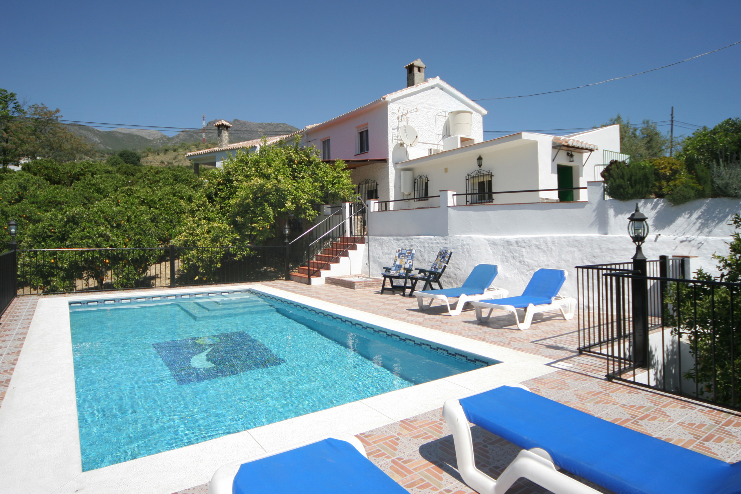 Private fenced pool. Childfriendly. In walking distance from the nice town Alozaina. Nice holiday home. 