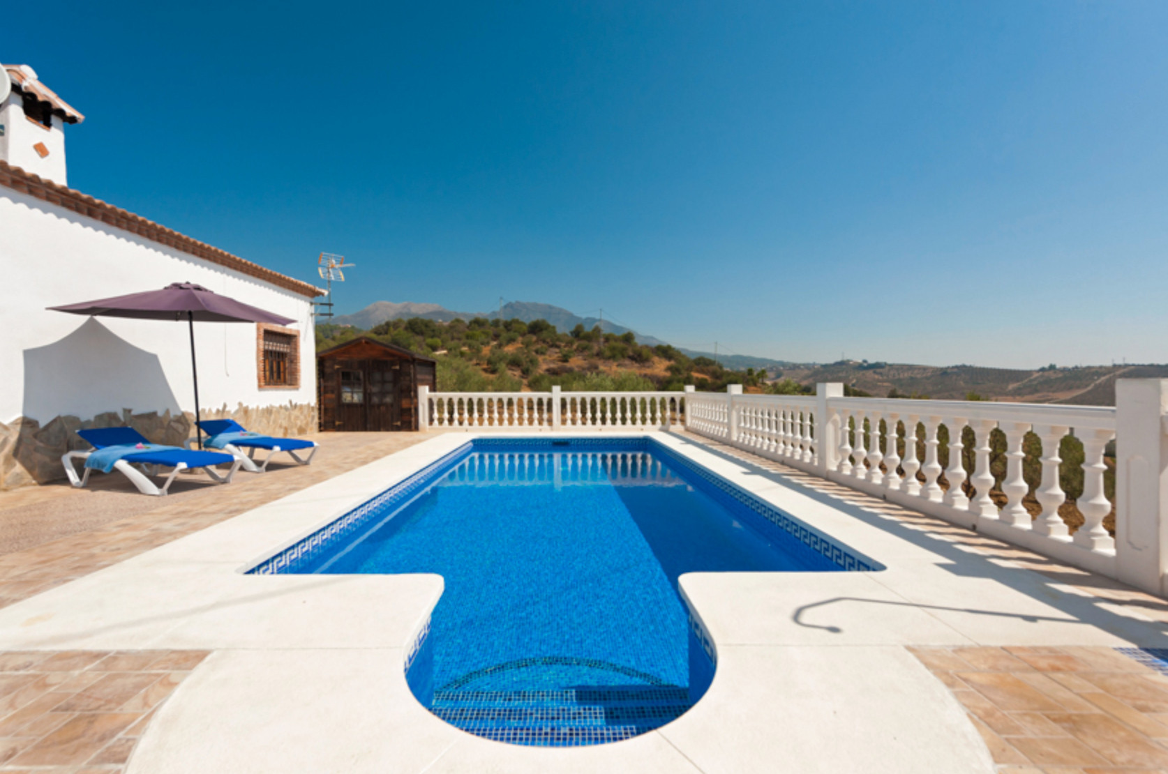 Beautiful villa with fenced private pool and panoramic views. Surrounded by olive trees. Childfriendly. 