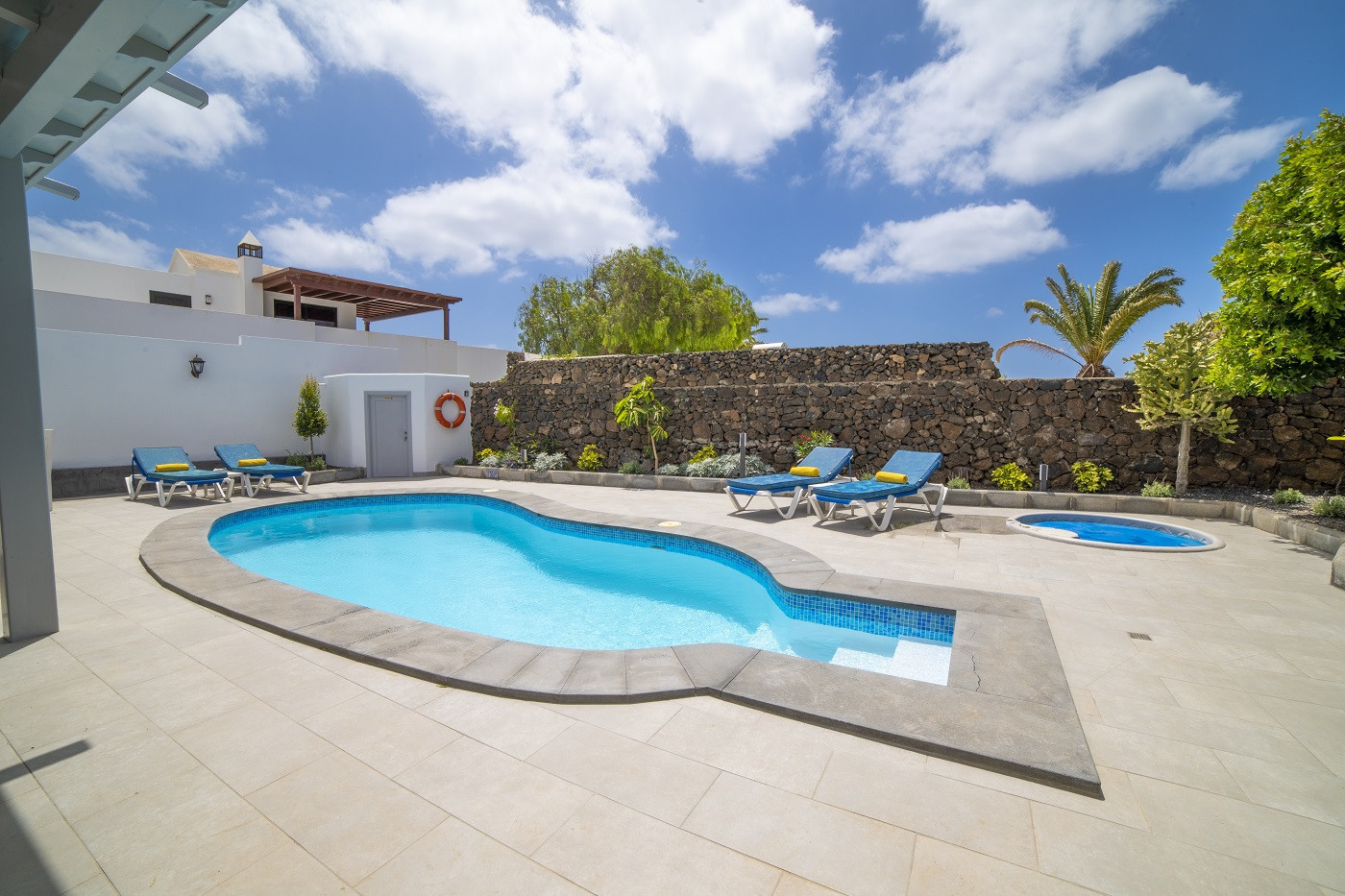 Villa Carmen is a luxurious holiday home for a large group. With heatable private pool in Puerto del Carmen, Lanzarote