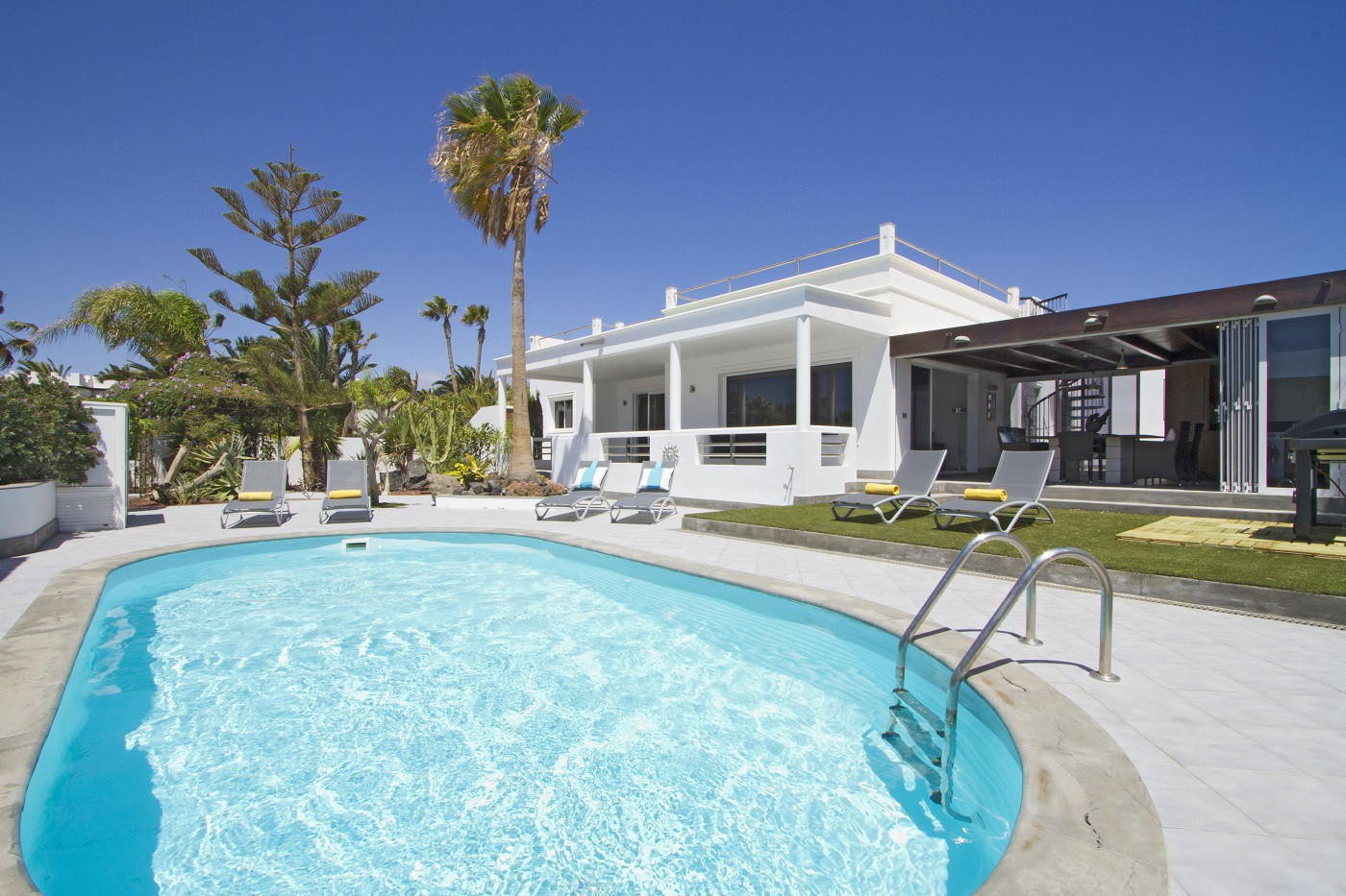 Villa Calero Marina is a modern holiday villa with pool. Walking distance of the centre of Puerto Calero, Lanzarote