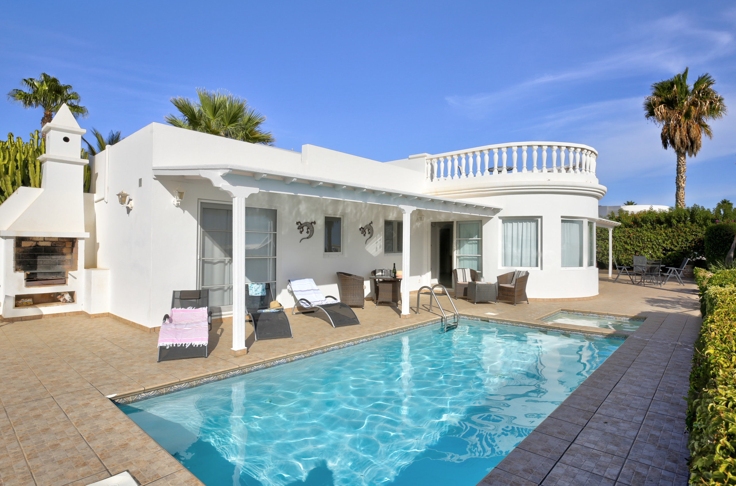 Villa Yana is a one-level villa with private heated pool and sea views. Near beach in Puerto del Carmen, Lanzarote