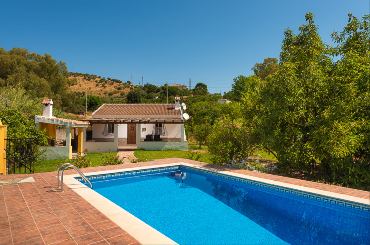 Casita Agua with privatepool and fruit trees. On a peaceful location next to the Rio Grande in Alozaina, Andalusië