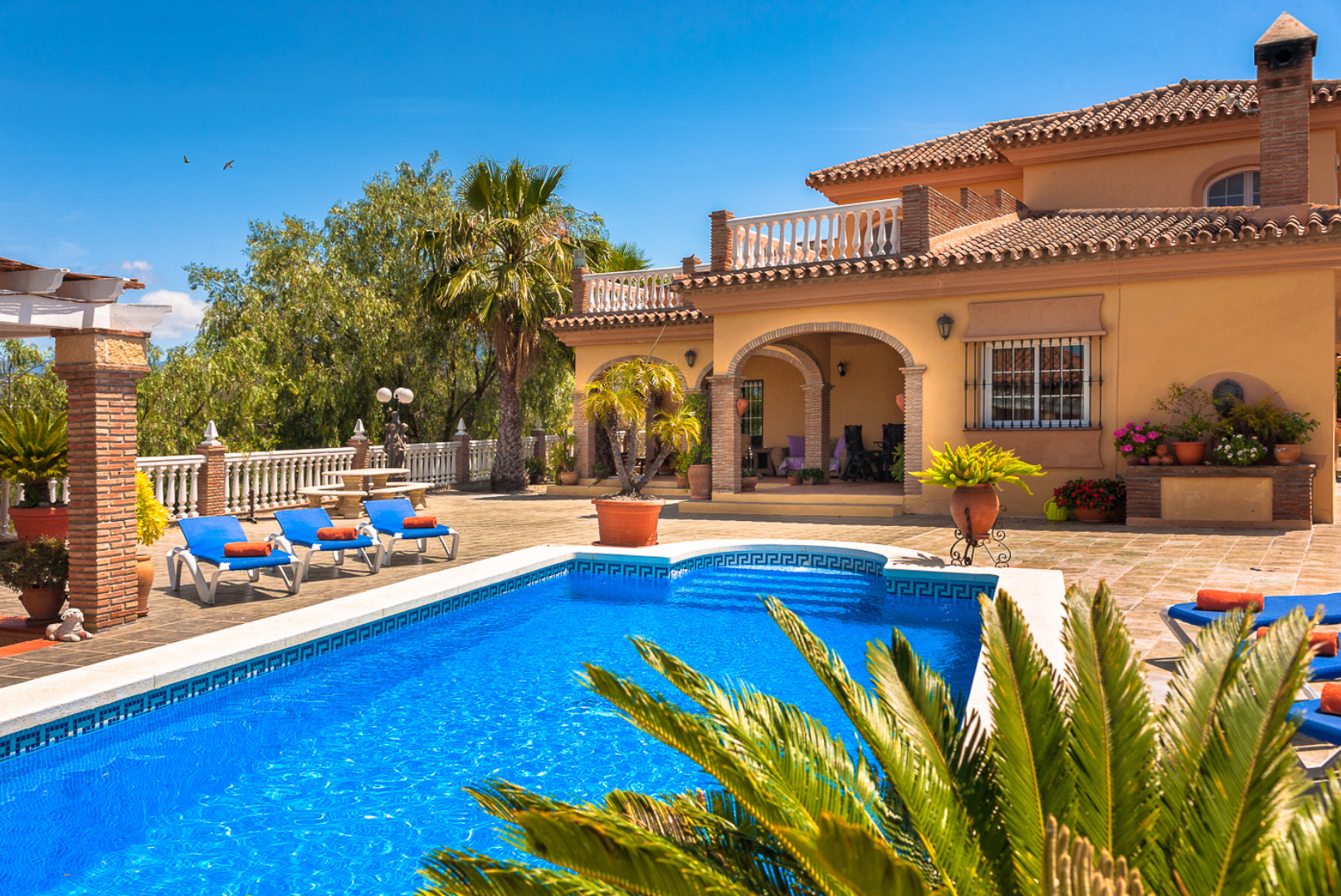 Villa Laura is a luxurious holiday home with private pool and lots of privacy. In Alhaurin el Grande, Andalusië