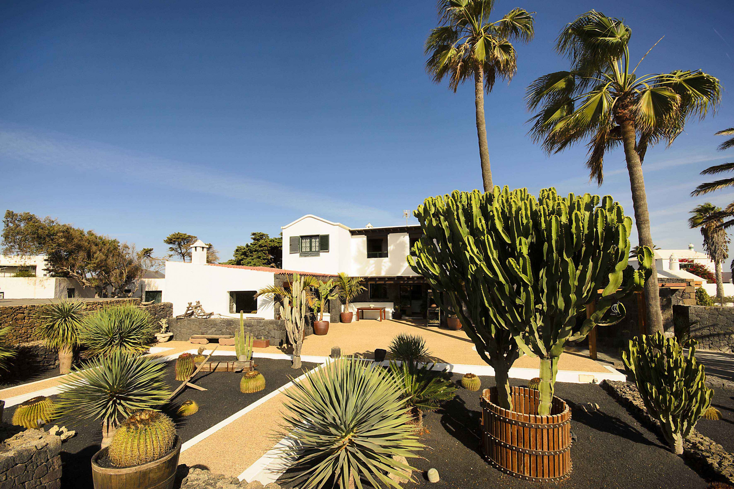 Villa Masdache is a lovely holiday home with large, tropical garden and volcano views in Masdache, Lanzarote