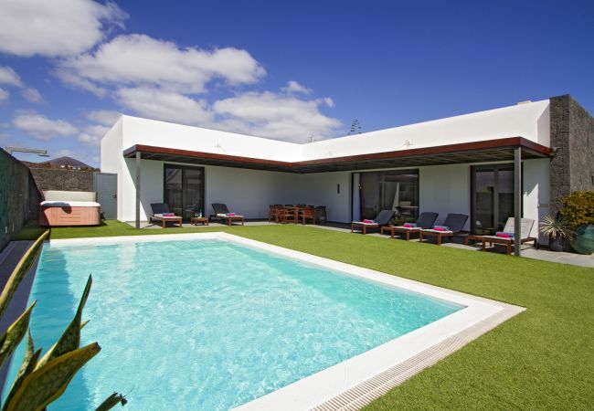Villa in Puerto del Carmen - Villa Estrellita Villa in Puerto del Carmen - Villa Estrellita