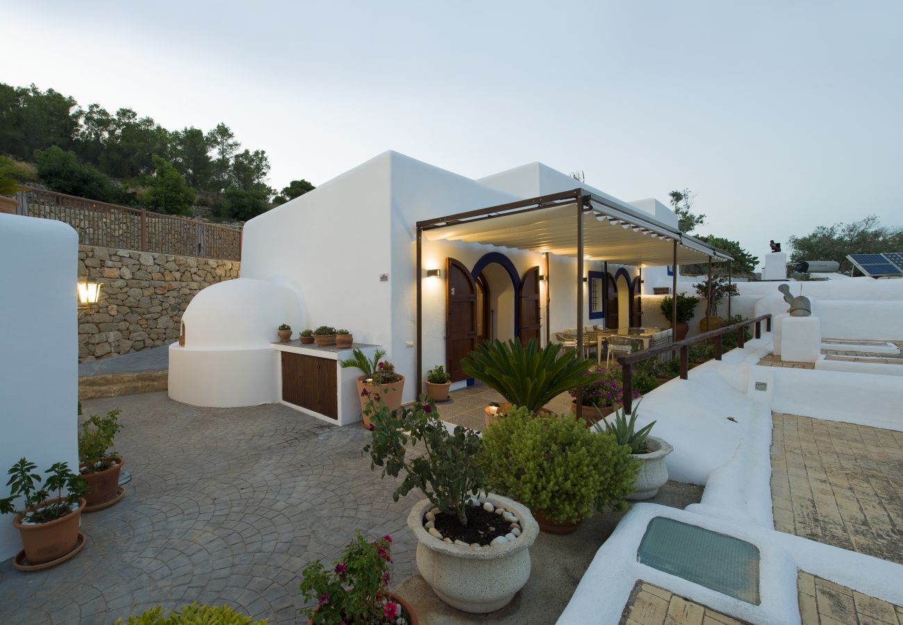 Villa in San Mateo/ Sant Mateu d´Albarca - PEP SAN MATEO, CASA. Villa. Ibiza.   Newly renovated villa located on the hill of the San Mateo Valley