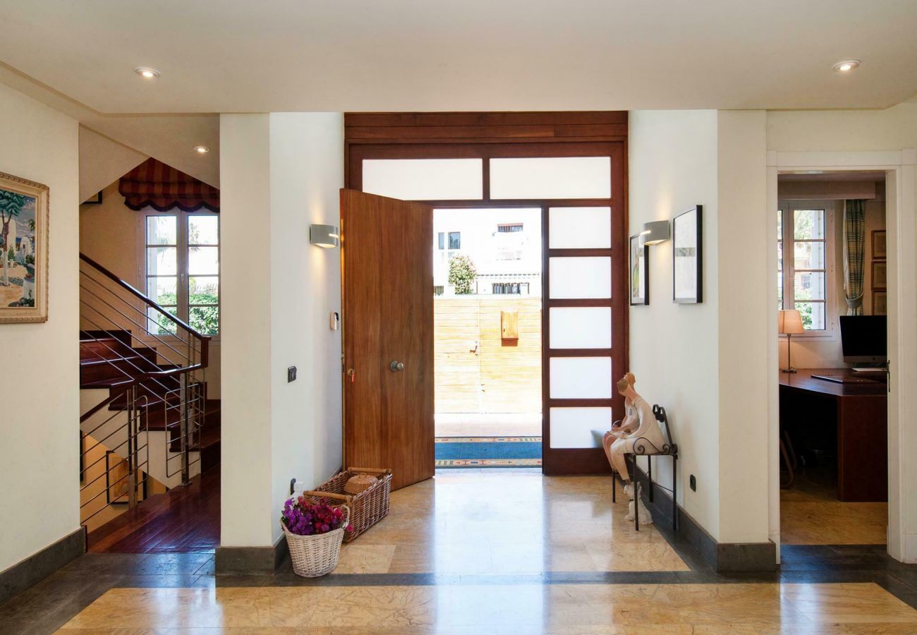Villa Sol Deluxe is a beautiful detached holiday villa with heatable private pool in Maspalomas, Gran Canaria