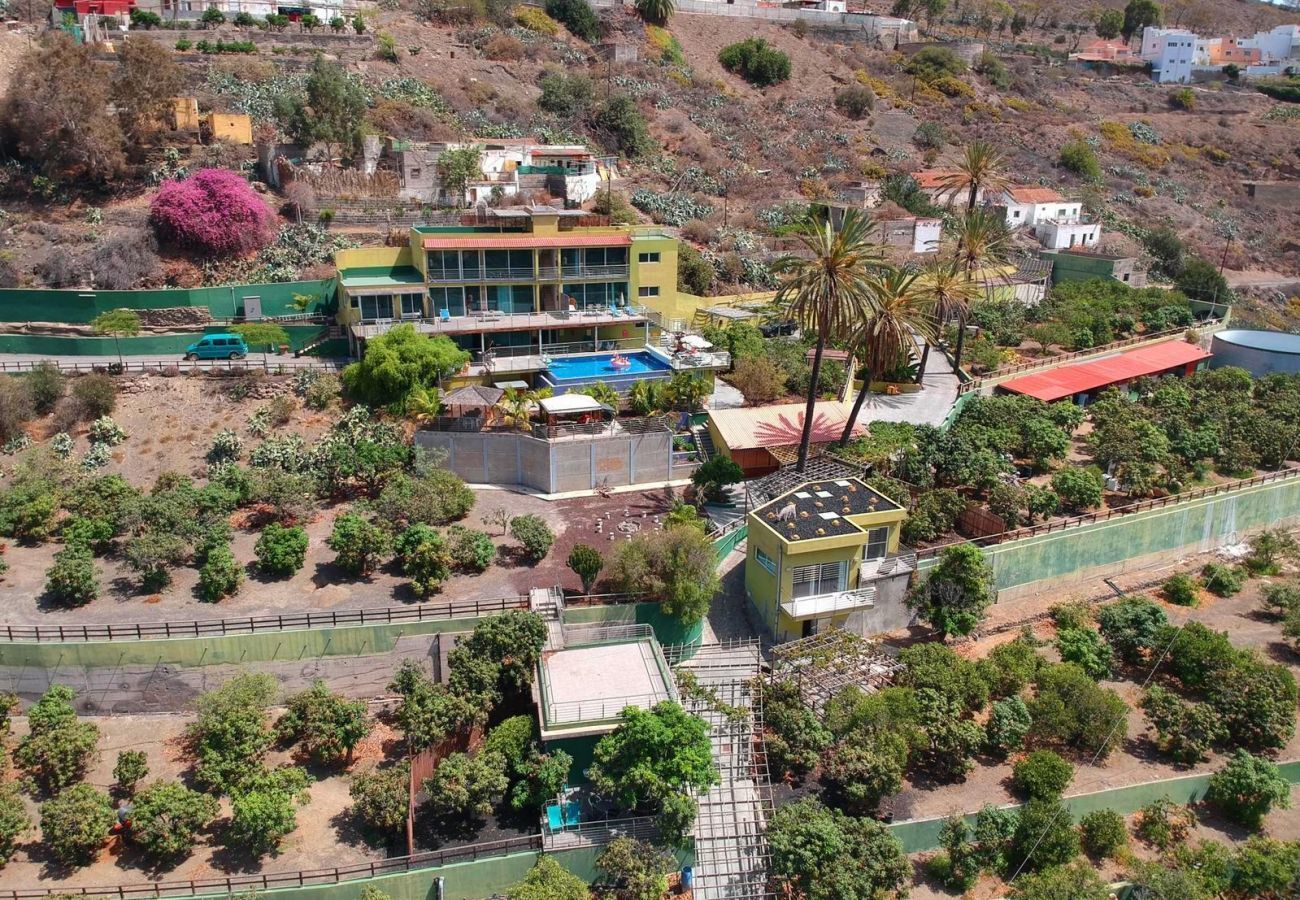 Finca Telde for a relaxing holiday with large groups. With private pool and nice hiking trails in Telde, Gran Canaria