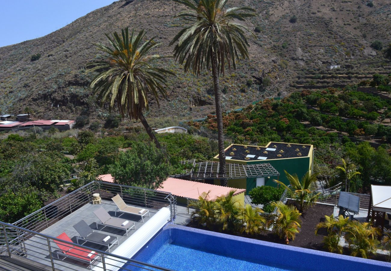 Finca Telde for a relaxing holiday with large groups. With private pool and nice hiking trails in Telde, Gran Canaria