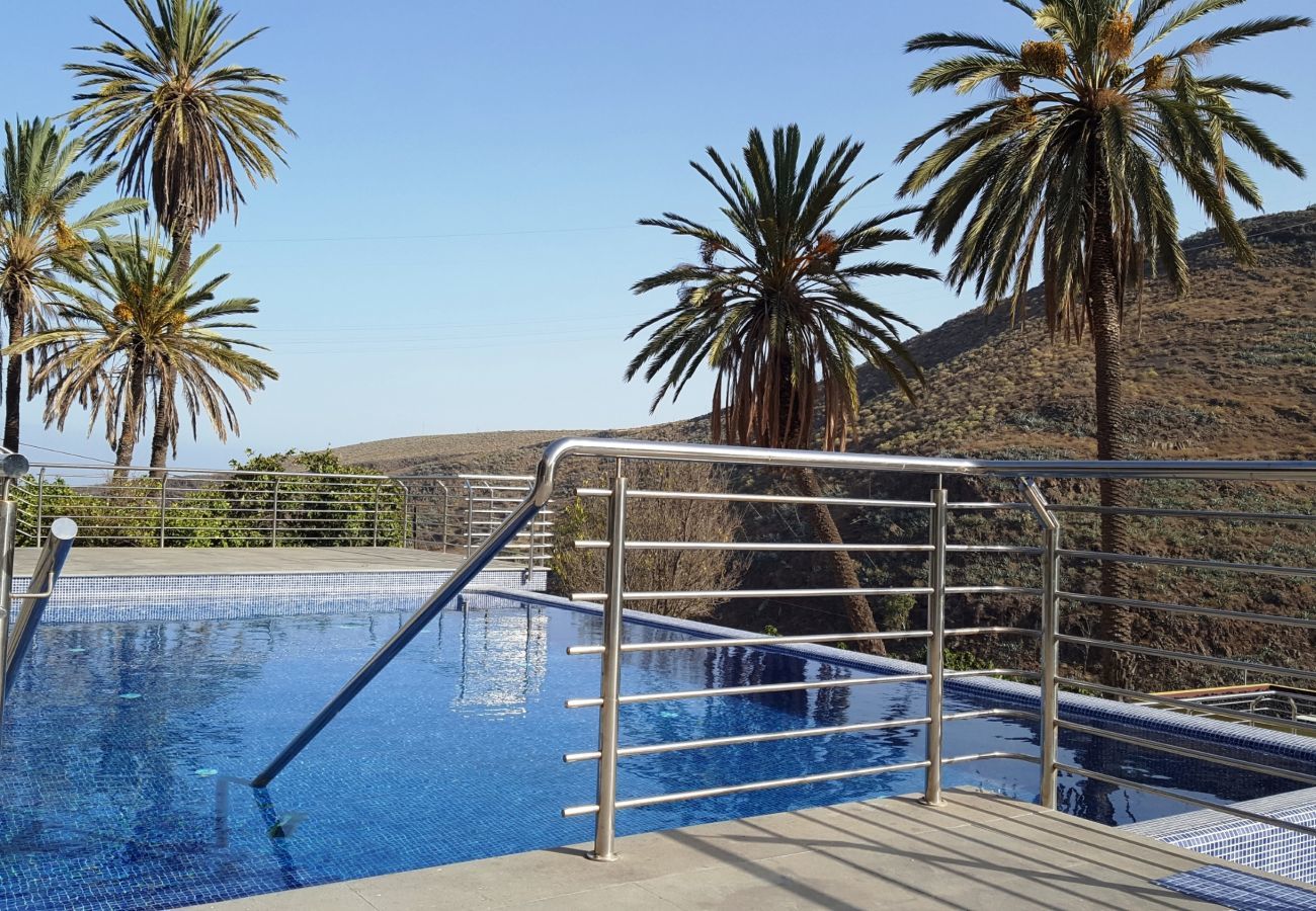 Finca Telde for a relaxing holiday with large groups. With private pool and nice hiking trails in Telde, Gran Canaria