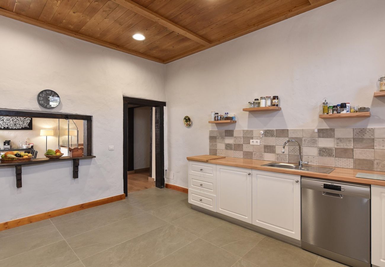 Finca del Norte is a spacious and modern holiday home with heated private pool in Arucas, Gran Canaria