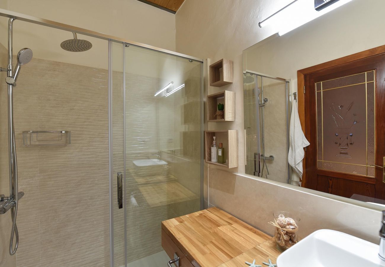 Finca del Norte is a spacious and modern holiday home with heated private pool in Arucas, Gran Canaria