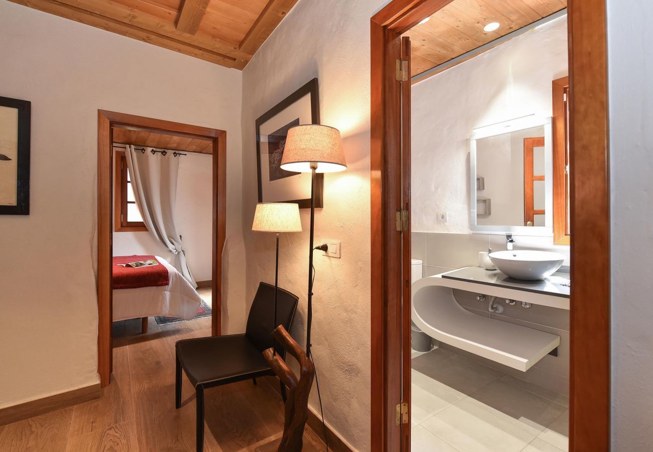 Finca del Norte is a spacious and modern holiday home with heated private pool in Arucas, Gran Canaria