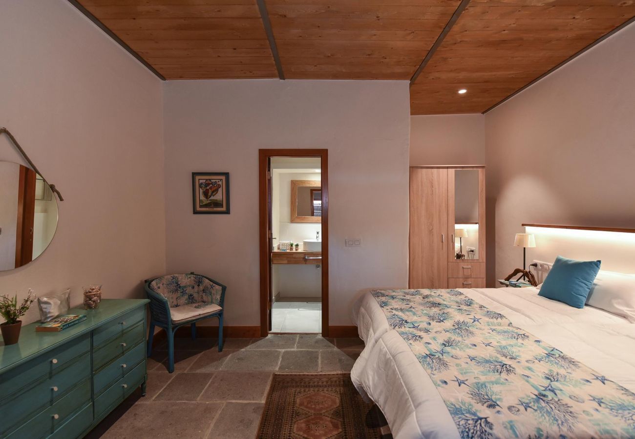 Finca del Norte is a spacious and modern holiday home with heated private pool in Arucas, Gran Canaria