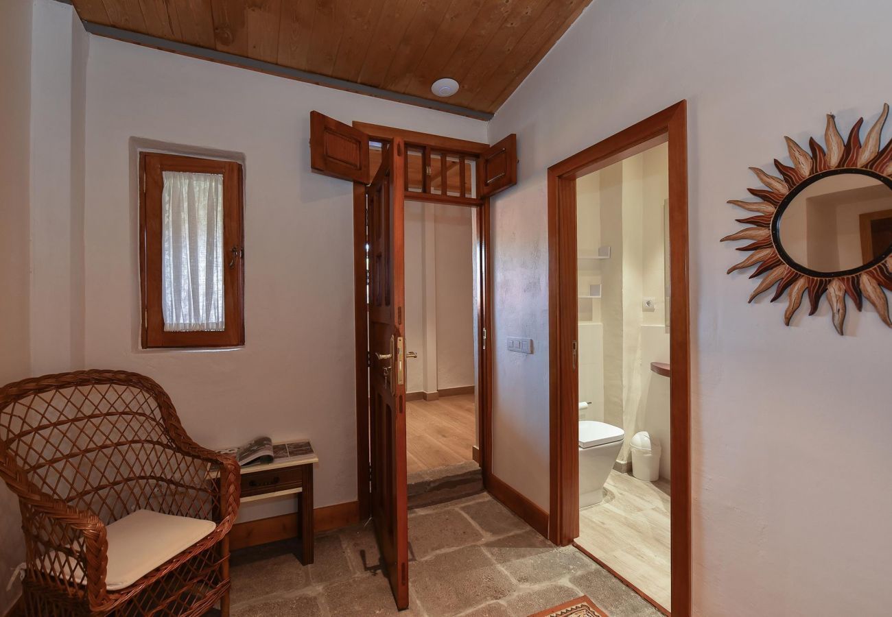 Finca del Norte is a spacious and modern holiday home with heated private pool in Arucas, Gran Canaria