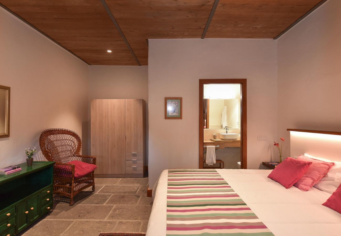 Finca del Norte is a spacious and modern holiday home with heated private pool in Arucas, Gran Canaria