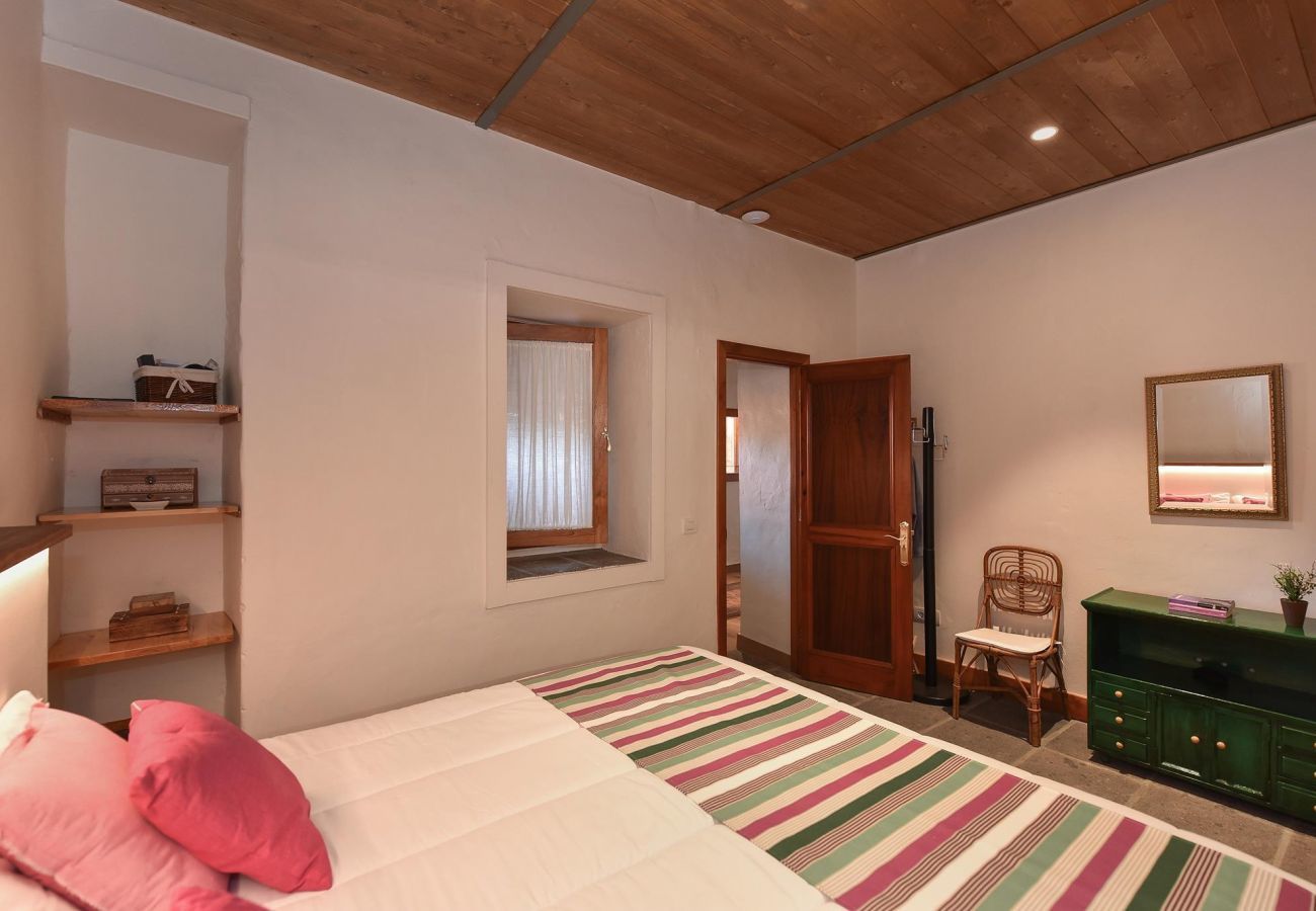 Finca del Norte is a spacious and modern holiday home with heated private pool in Arucas, Gran Canaria