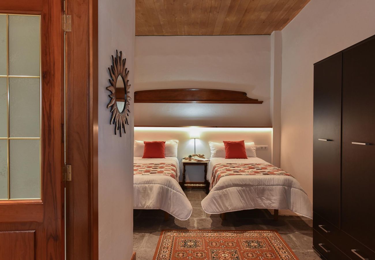 Finca del Norte is a spacious and modern holiday home with heated private pool in Arucas, Gran Canaria