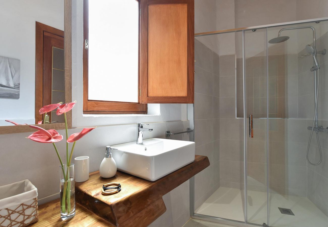 Finca del Norte is a spacious and modern holiday home with heated private pool in Arucas, Gran Canaria