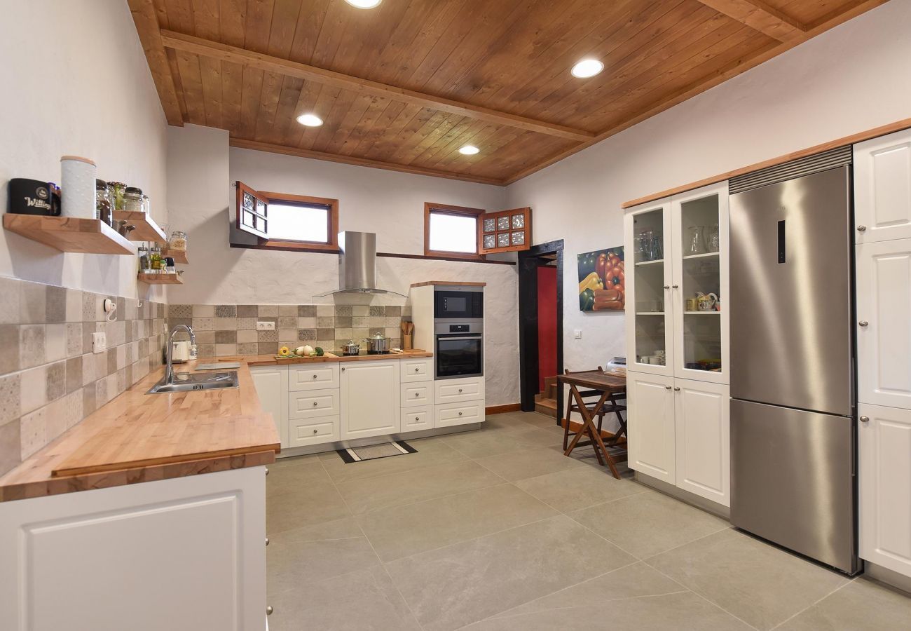 Finca del Norte is a spacious and modern holiday home with heated private pool in Arucas, Gran Canaria
