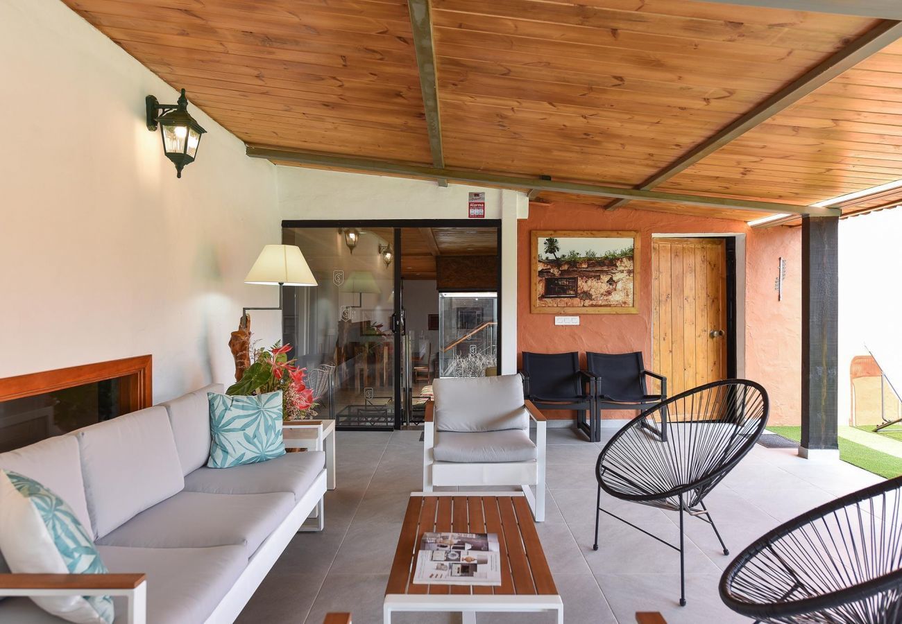 Finca del Norte is a spacious and modern holiday home with heated private pool in Arucas, Gran Canaria