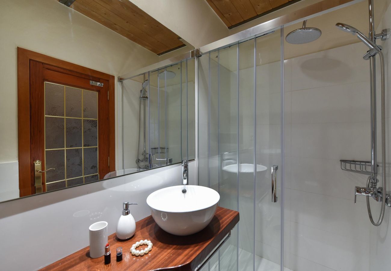 Finca del Norte is a spacious and modern holiday home with heated private pool in Arucas, Gran Canaria