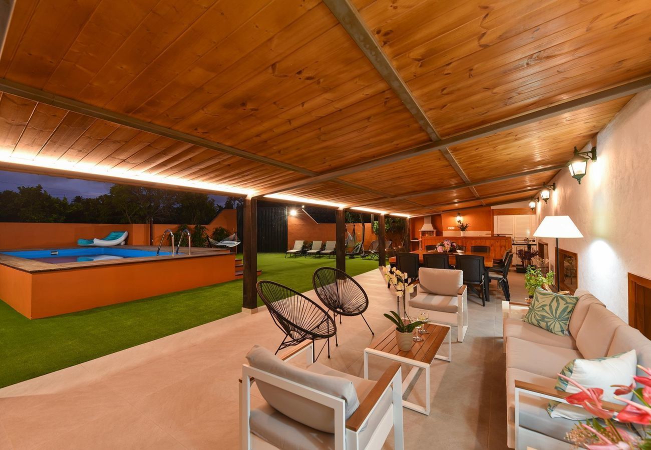 Finca del Norte is a spacious and modern holiday home with heated private pool in Arucas, Gran Canaria