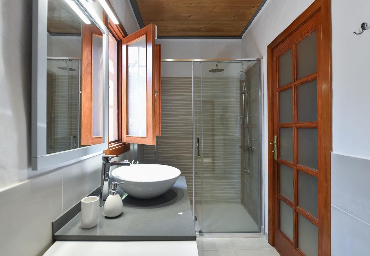 Finca del Norte is a spacious and modern holiday home with heated private pool in Arucas, Gran Canaria