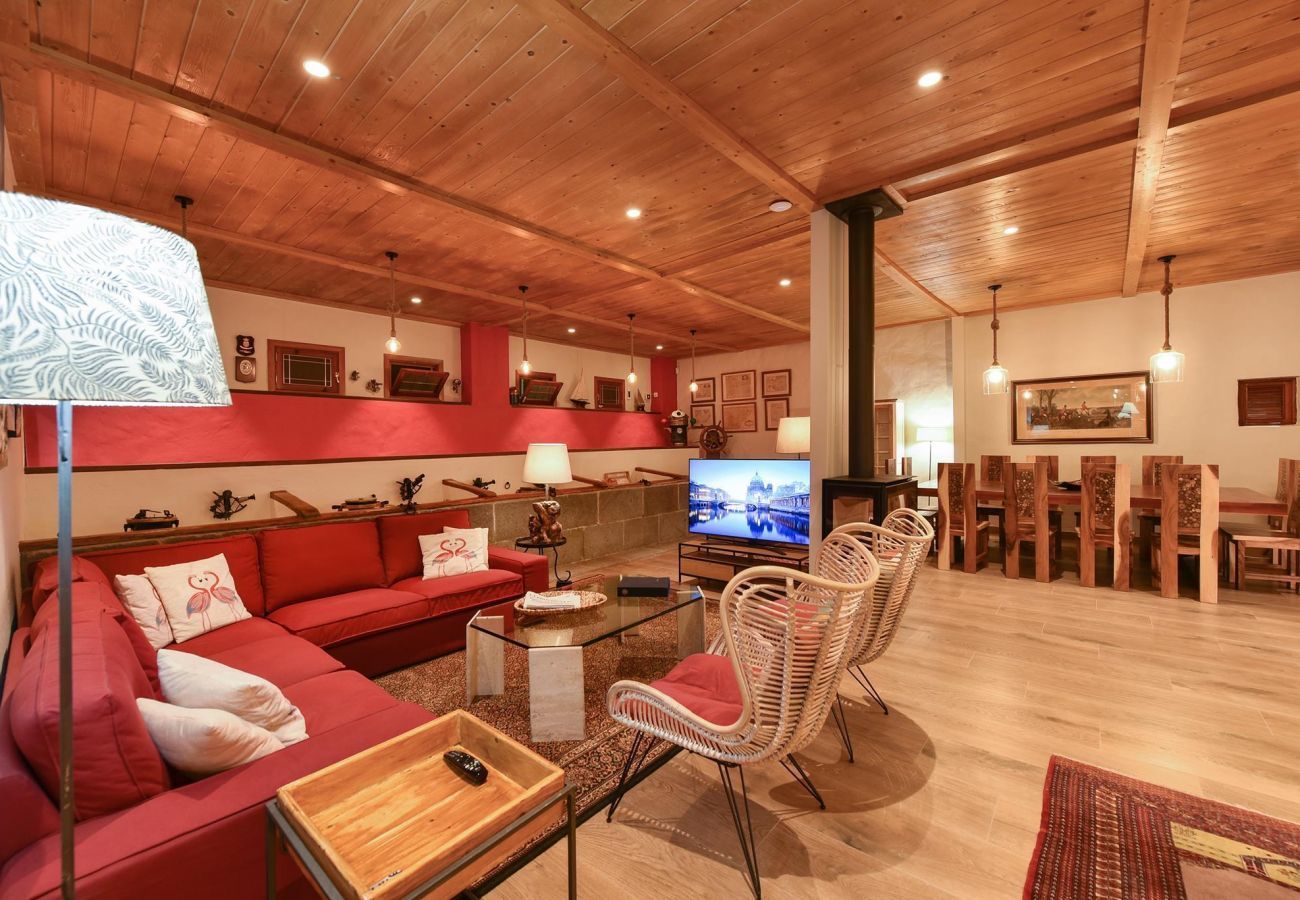 Finca del Norte is a spacious and modern holiday home with heated private pool in Arucas, Gran Canaria