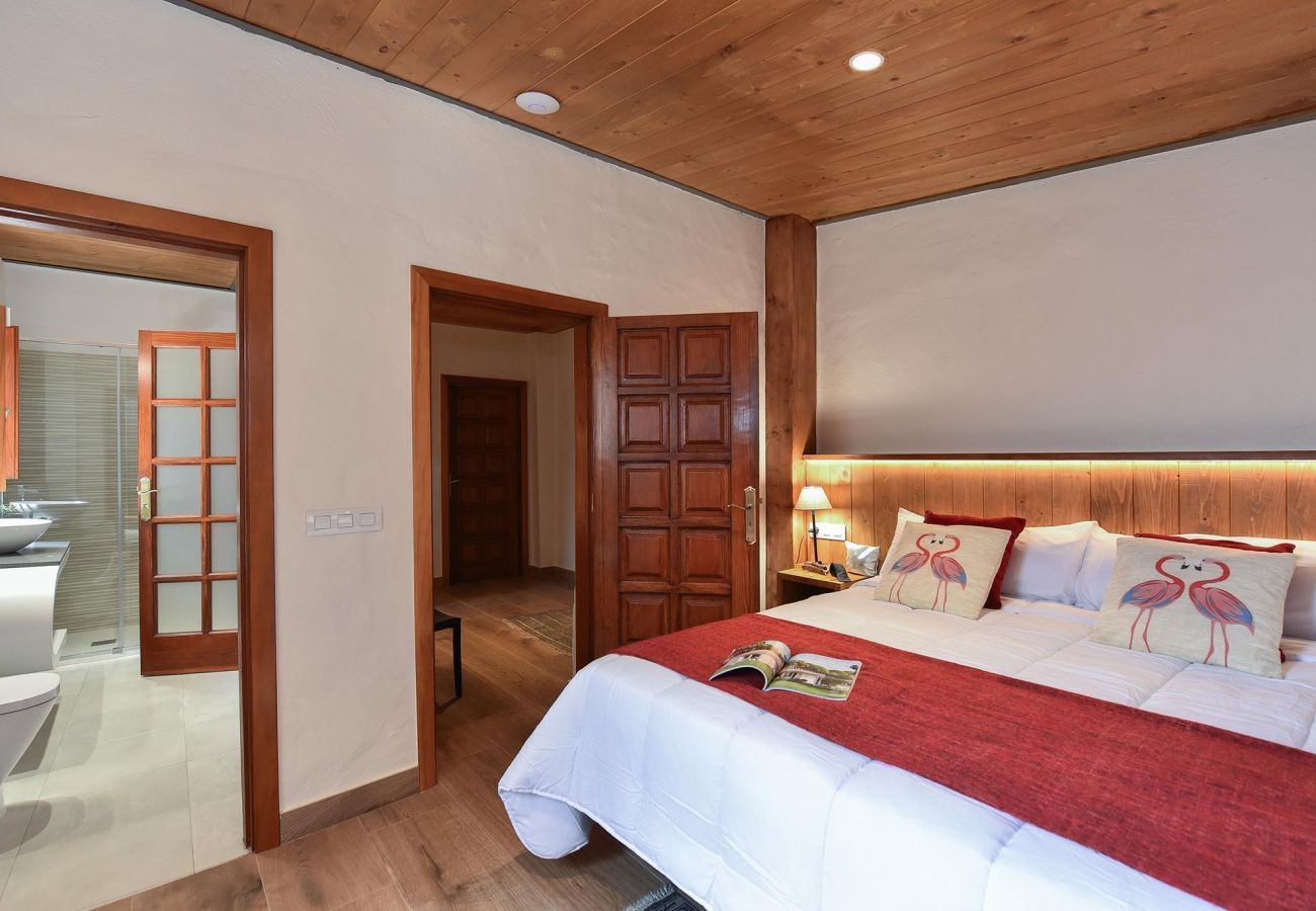 Finca del Norte is a spacious and modern holiday home with heated private pool in Arucas, Gran Canaria