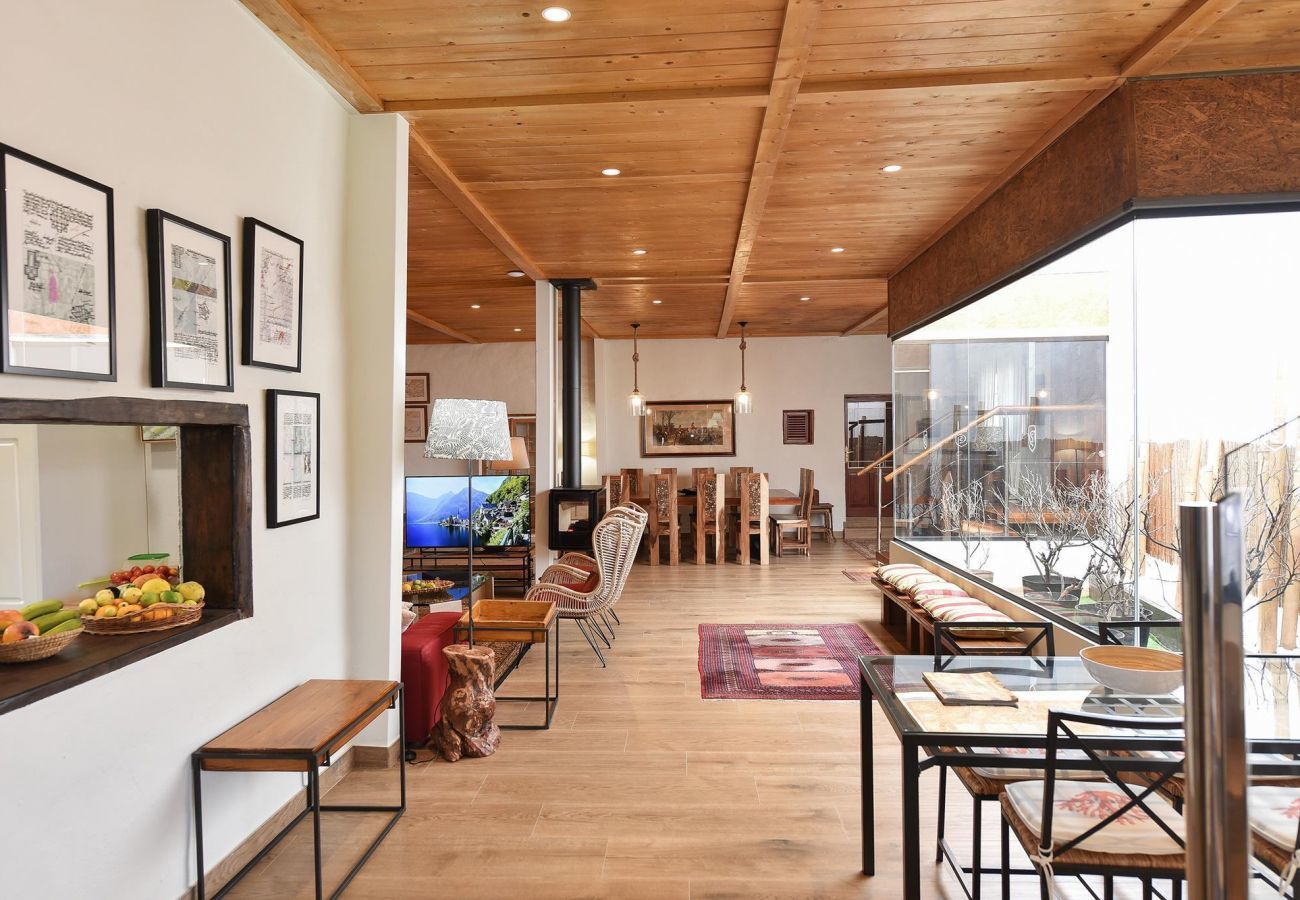 Finca del Norte is a spacious and modern holiday home with heated private pool in Arucas, Gran Canaria