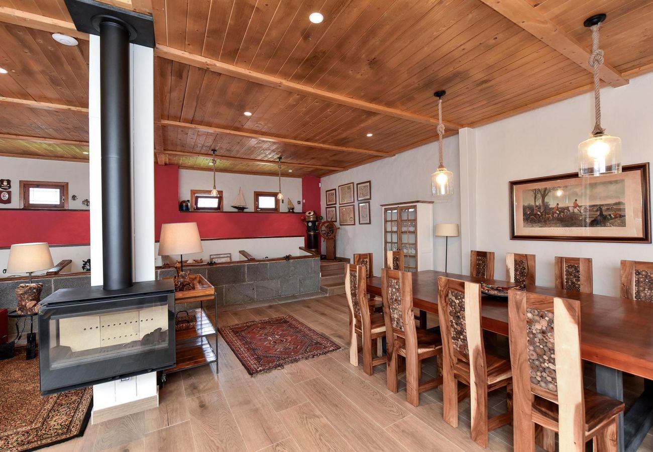 Finca del Norte is a spacious and modern holiday home with heated private pool in Arucas, Gran Canaria