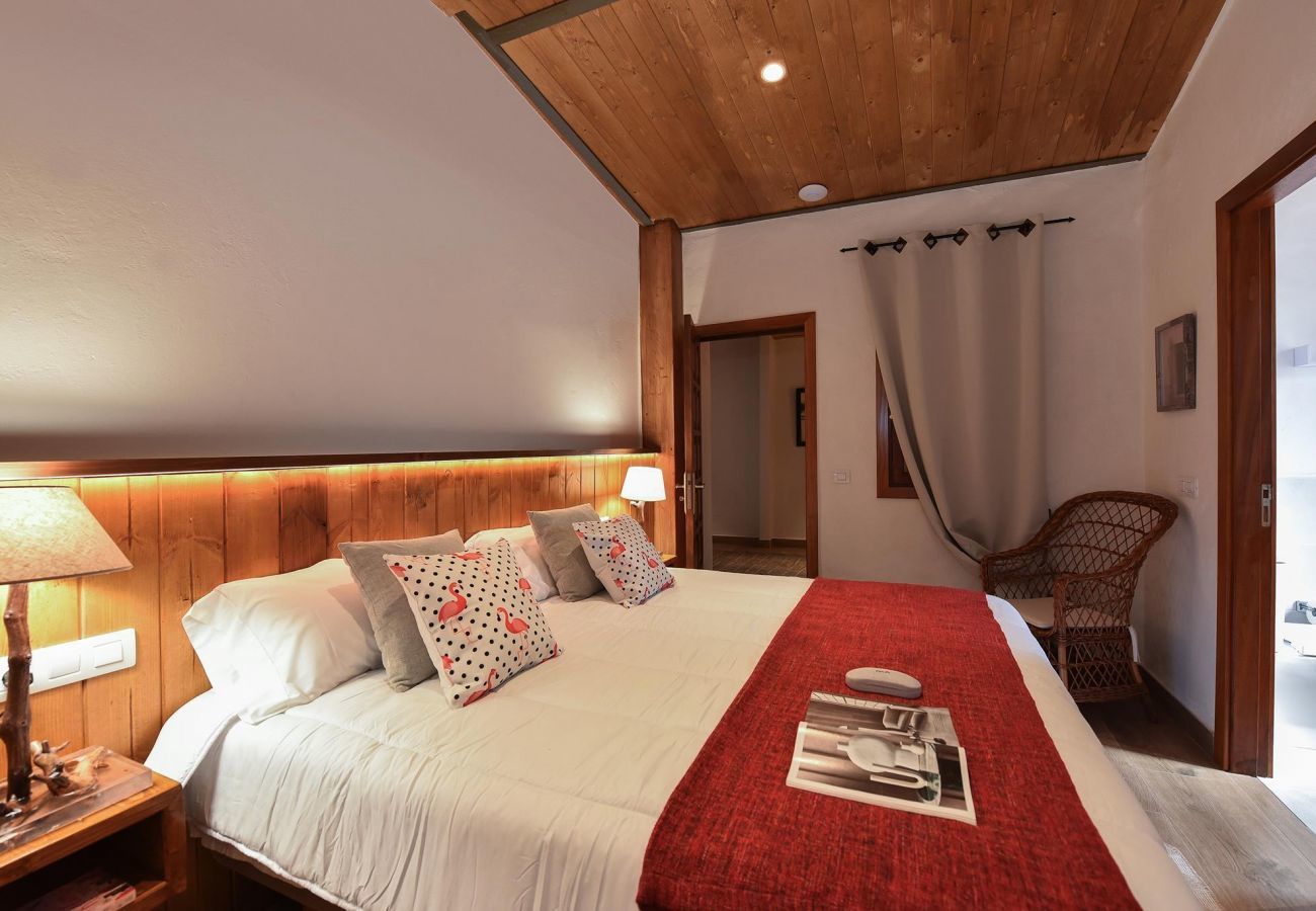 Finca del Norte is a spacious and modern holiday home with heated private pool in Arucas, Gran Canaria
