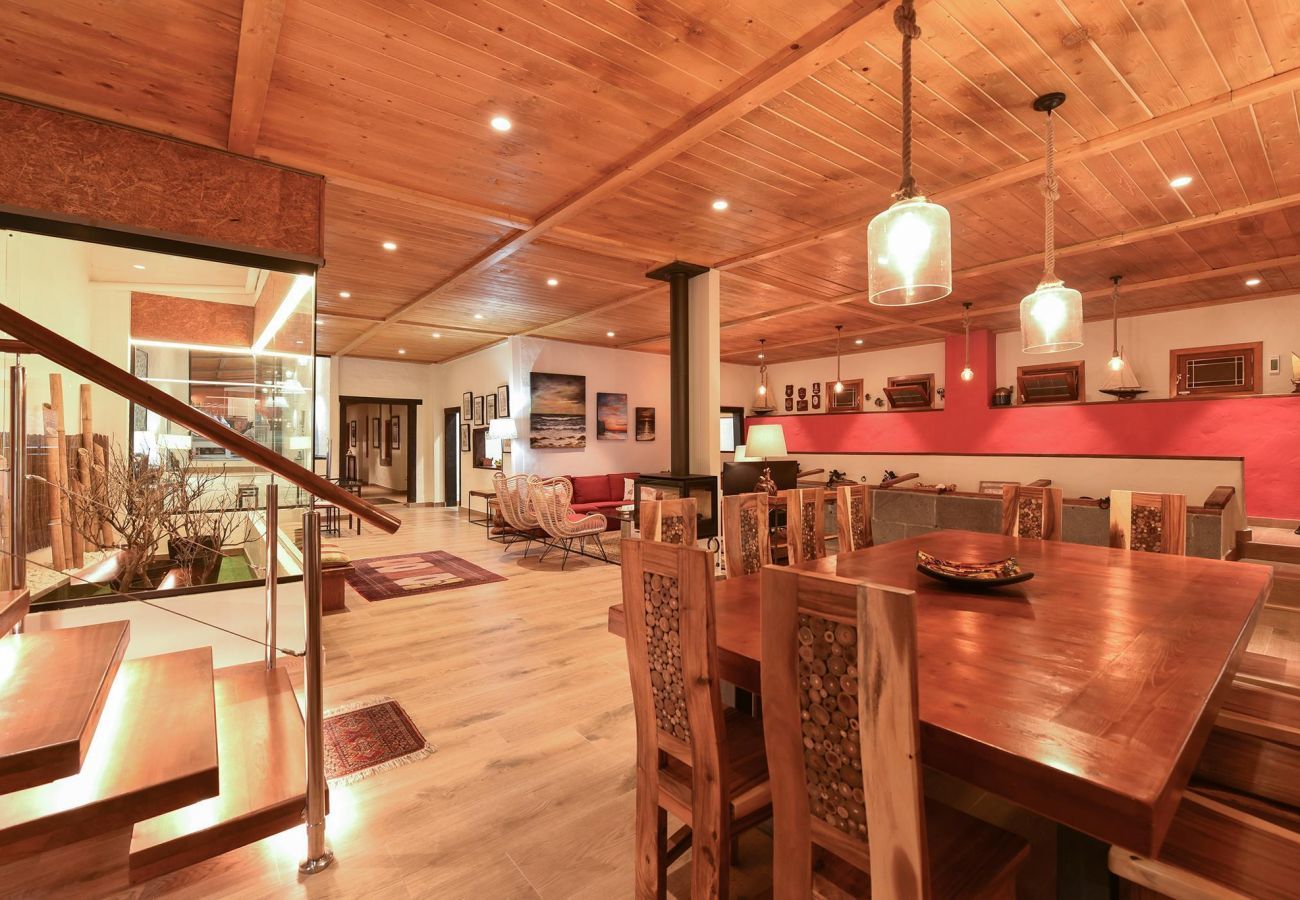 Finca del Norte is a spacious and modern holiday home with heated private pool in Arucas, Gran Canaria