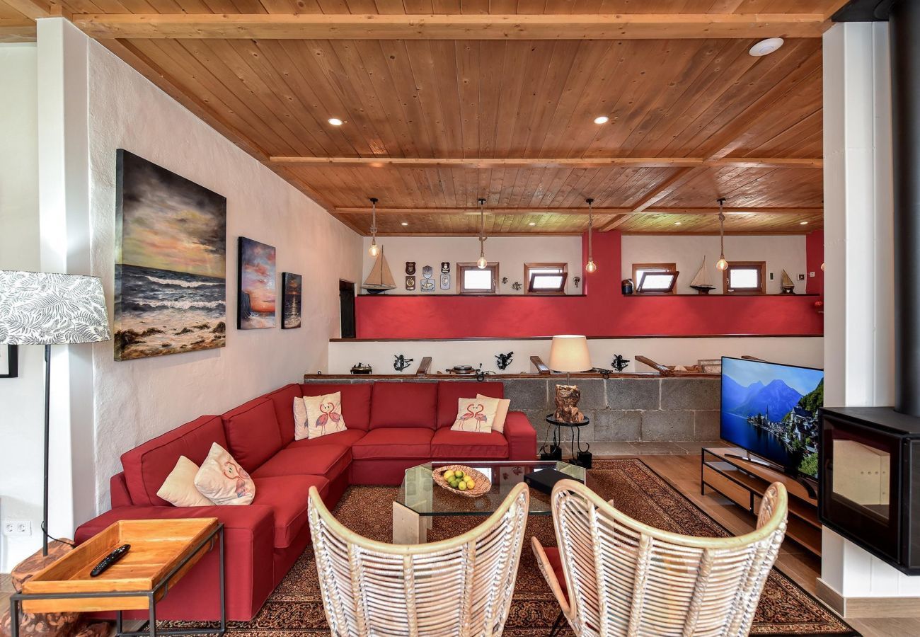 Finca del Norte is a spacious and modern holiday home with heated private pool in Arucas, Gran Canaria