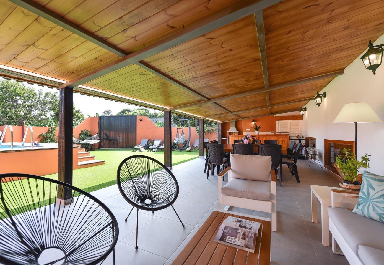 Finca del Norte is a spacious and modern holiday home with heated private pool in Arucas, Gran Canaria