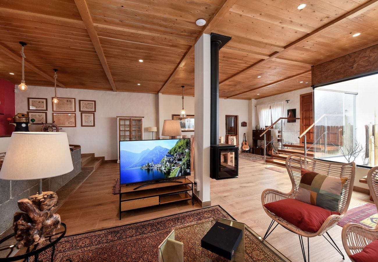 Finca del Norte is a spacious and modern holiday home with heated private pool in Arucas, Gran Canaria
