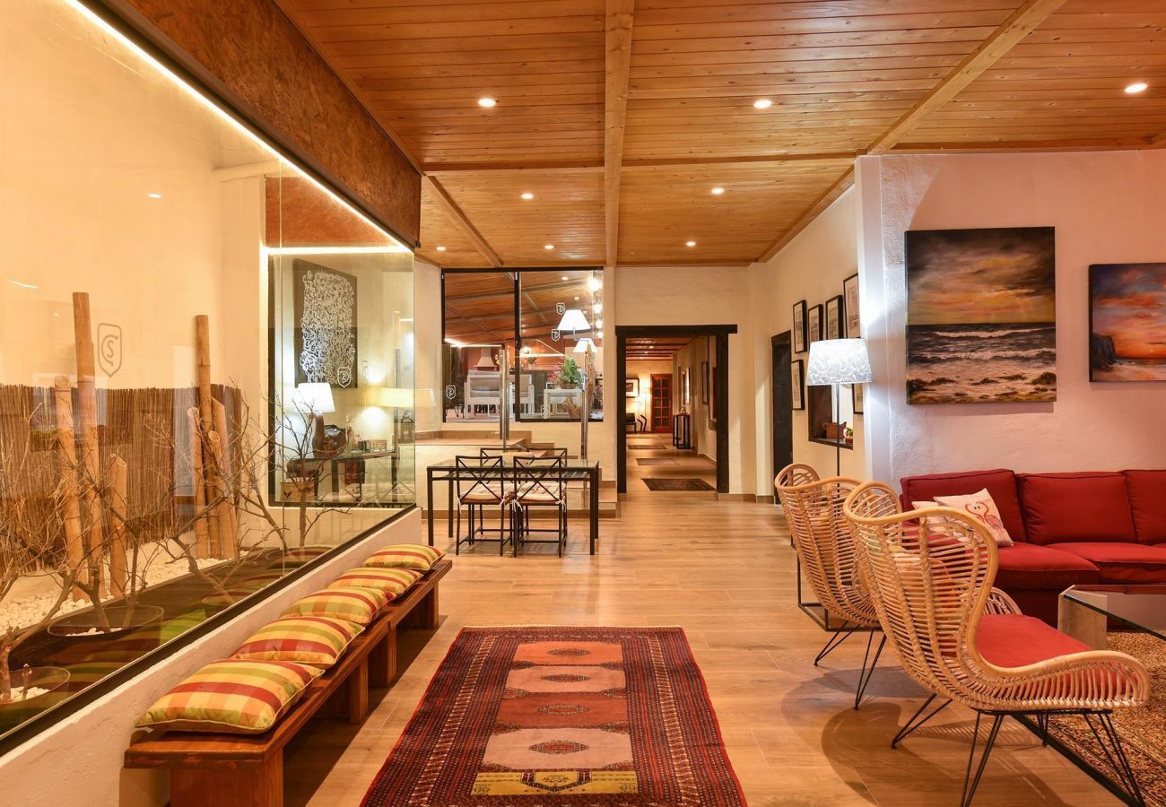 Finca del Norte is a spacious and modern holiday home with heated private pool in Arucas, Gran Canaria